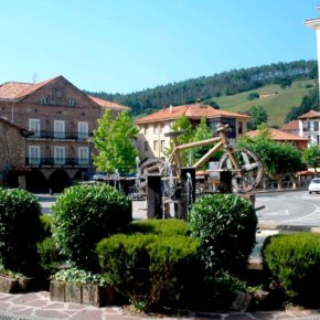 Cs Cabezón de la Sal lamenta los destrozos provocados en el monumento a la bicicleta de la Plaza de la Paz
