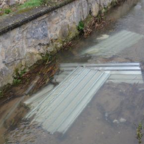 Cs Valle de Buelna evita que las chapas metálicas en el cauce del río Muriago ocasionen problemas tras la denuncia presentada en el Ayuntamiento
