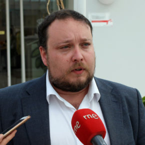 Rubén Gómez: “Fernández Mañanes ha logrado un hito: crear un problema que no existía, romper el Pacto por la Educación y enfrentar a la comunidad educativa” Rubén Gómez: “Fernández Mañanes ha logrado un hito: crear un problema que no existía, romper el Pacto por la Educación y enfrentar a la comunidad educativa”