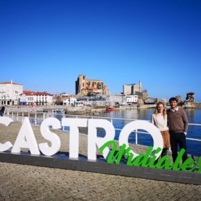 Castro Urdiales refuerza su imagen turística al instalar las letras del nombre de la ciudad en el Parque de Amestoy
