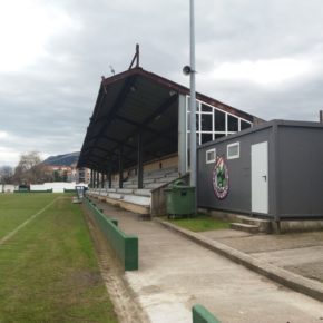 El Ayuntamiento de Astillero presenta el proyecto de modificación de la cubierta del campo de fútbol municipal de ‘La Planchada’