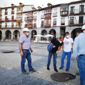 El Ayuntamiento de Castro-Urdiales inicia la limpieza de la arqueta del Patio de los Gatos para eliminar los malos olores