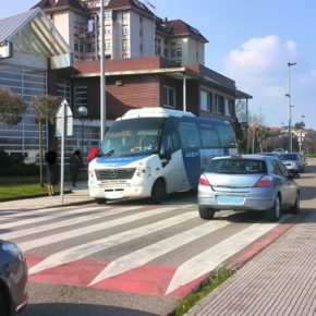 El autobús municipal Astillero-Guarnizo se adapta a las entradas y salidas de los centros escolares