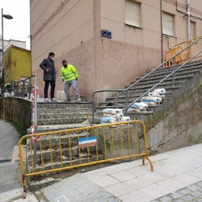 Astillero realiza obras de mejora en las escaleras y aceras de la calle Santa Ana