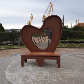 El Ayuntamiento de Astillero instala su ‘Banco del Amor’