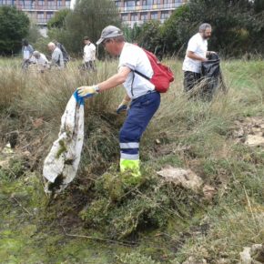 El Ayuntamiento de Astillero y SEO/BirdLife hacen un llamamiento para liberar de basuraleza las marismas