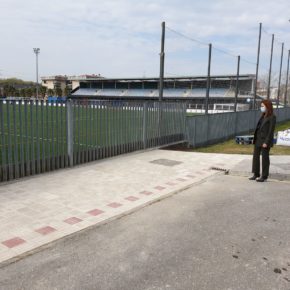 Astillero instala una nueva acera accesible en la calle Camino de Orconera