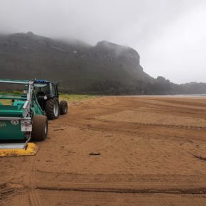 El Ayuntamiento de Castro-Urdiales limpia el Solarium y la playa de Oriñón de cara a la temporada estival