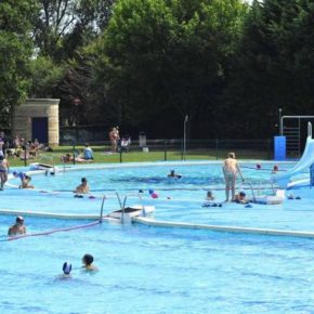 Astillero abrirá las piscinas descubiertas y ofrecerá cursillos de natación durante el verano