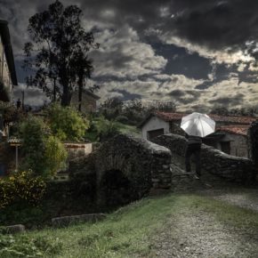 La fotografía “Lluvia en el Puente”, de Sergi Pérez, gana el I Concurso de Fotografía de la Junta Vecinal de Sámano