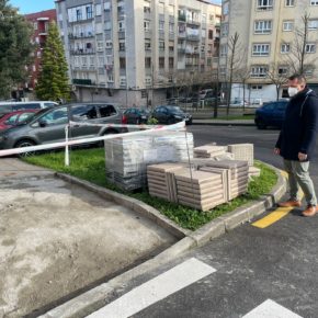 El Ayuntamiento de Astillero sustituye los adoquines de la calle Venancio Tijero por baldosas