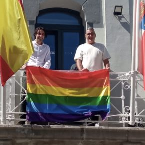 El Ayuntamiento de Astillero se tiñe de colores en el Día Internacional del Orgullo LGTBI