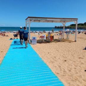 Comienza el servicio de baño adaptado en la playa de Brazomar de Castro-Urdiales