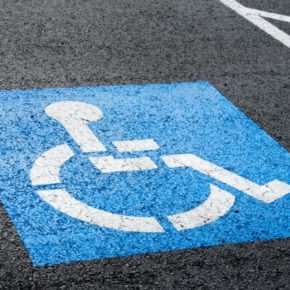 Astillero pone en marcha una campaña de vigilancia para el correcto uso de los aparcamientos para personas con movilidad reducida