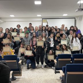 Soberón y Laza entregan los diplomas del proyecto Erasmus+ en el IES El Astillero