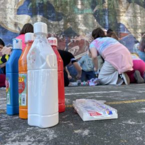 Los alumnos de 4º de primaria realizan un taller de graffiti en los centros educativos de Astillero